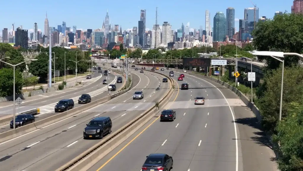 4 injured in Long Island Expressway crash