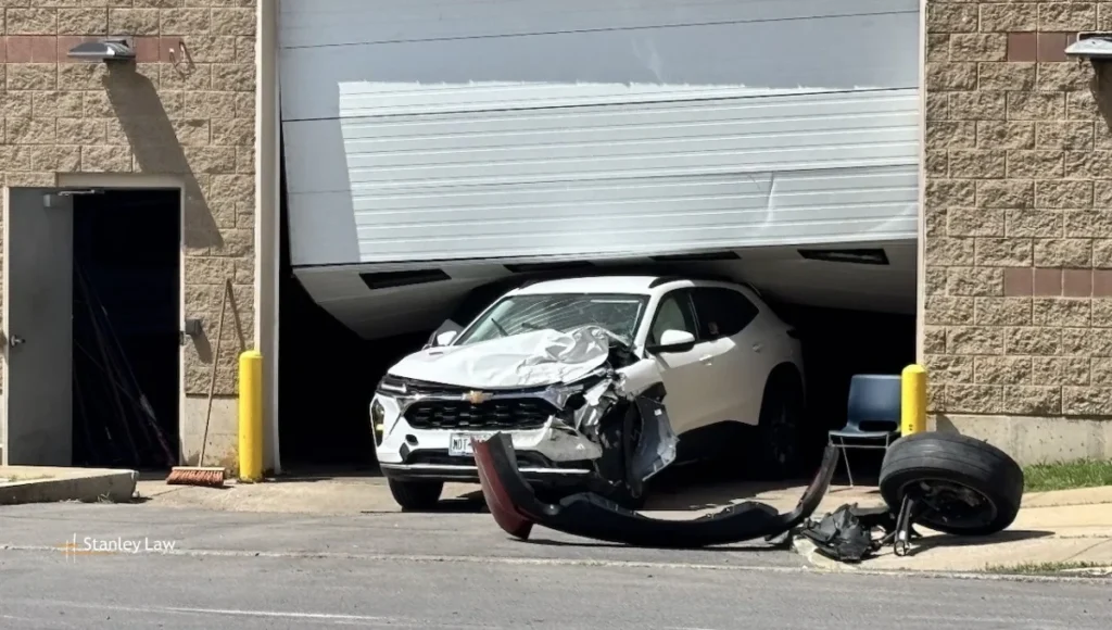 Syracuse, NY – Three-Vehicle Crash on Erie Blvd East Hits City BuildinG